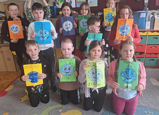 dzieci prezentują swoje lapbooki