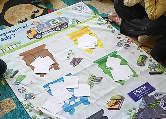 uczniowie wykonują plakat