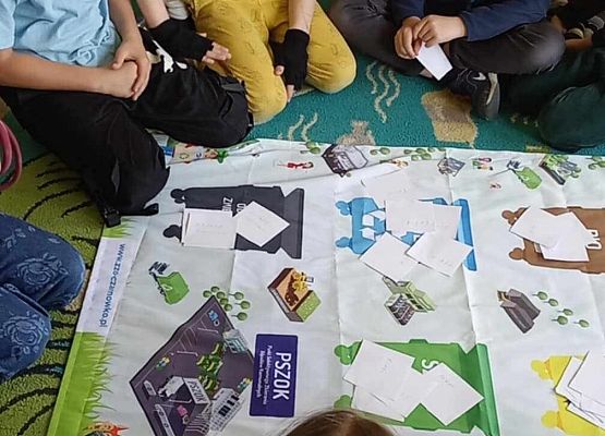 uczniowie wykonują plakat