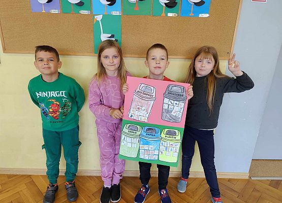 uczniowie prezentują wykonaną pracę