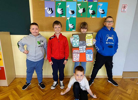 chłopcy prezentują wykonany plakat