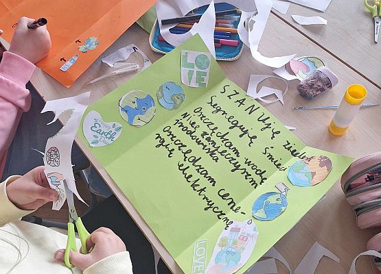 dzieci wykonują  lapbooki