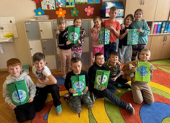 dzieci prezentują swoje prace