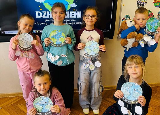 dzieci prezentują swoje prace