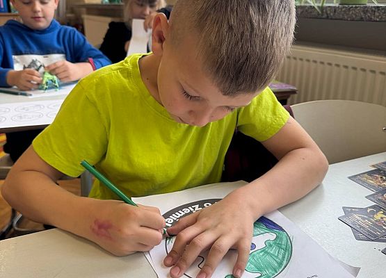 chłopiec koloruje obrazek