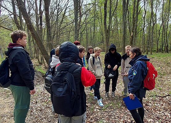 Grafika 3: Zajęcia terenowe  na trasie ścieżki przyrodniczej „Żarnowska”.