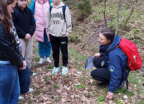 uczniowie podczas zajęć w lesie