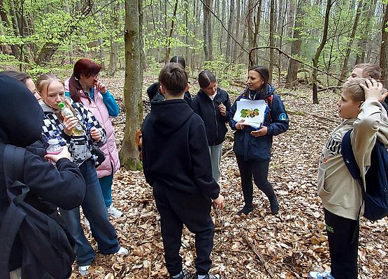 uczniowie podczas zajęć w lesie
