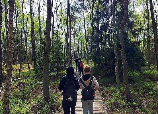 uczniowie na ścieżce edukacyjnej