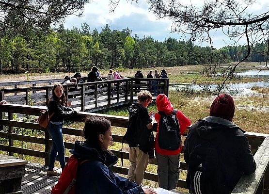 uczniowie na ścieżce edukacyjnej