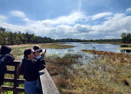 uczniowie na ścieżce edukacyjnej