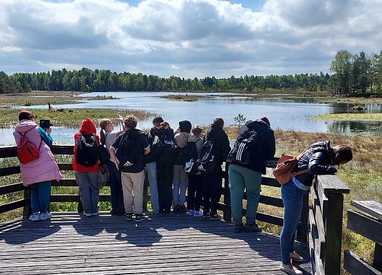 uczniowie na ścieżce edukacyjnej
