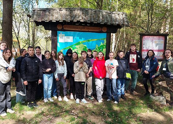 uczniowie podczas zajęć w lesie