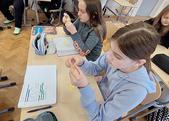 uczniowie wykonują żonkile