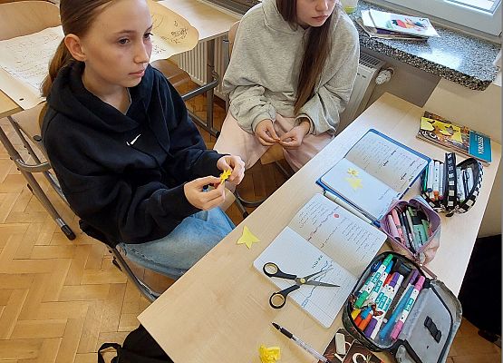 uczennice wykonują żonkile