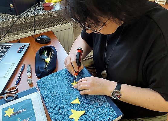 nauczycielka wykonuje papierowe żonkile