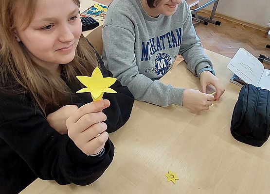 uczennica składa papierowego żonkila