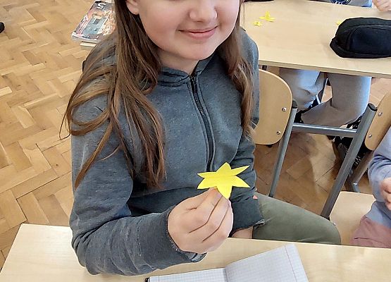 uczennica składa papierowego żonkila