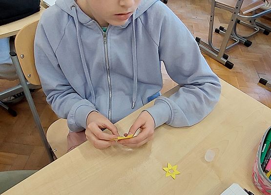 uczennica składa papierowego żonkila