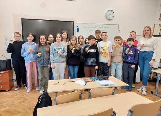 uczniowie prezentują przyklejone żonkile