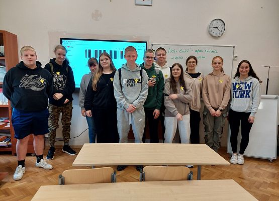 uczniowie prezentują przyklejone żonkile