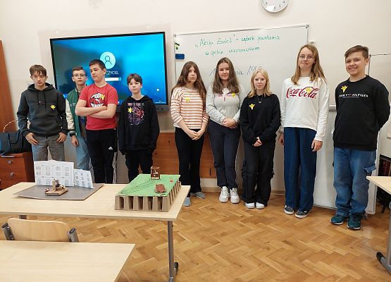 zdjęcie grupowe uczniów z żonkilami