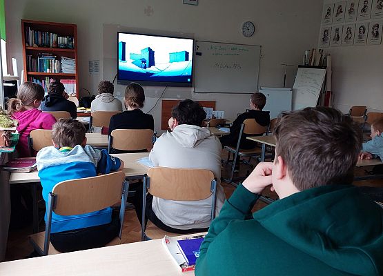 uczniowie oglądają film