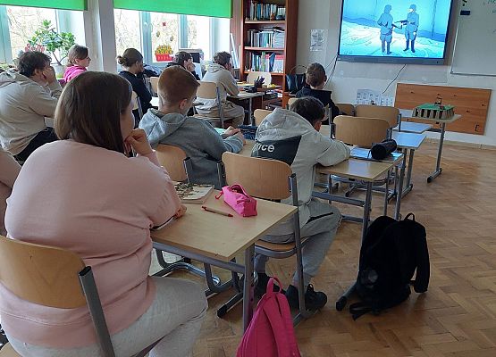 uczniowie oglądają film