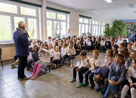 dyrektor szkoły rozpoczyna uroczysty apel