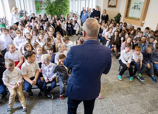 dyrektor szkoły rozpoczyna uroczysty apel