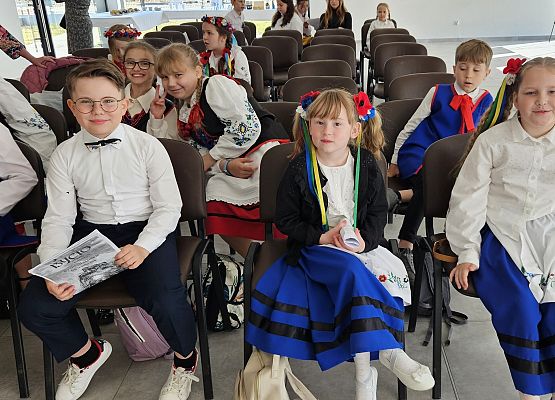 uczniowie siedzą na krzesłach