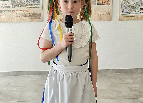 uczennica w stroju kaszubskim