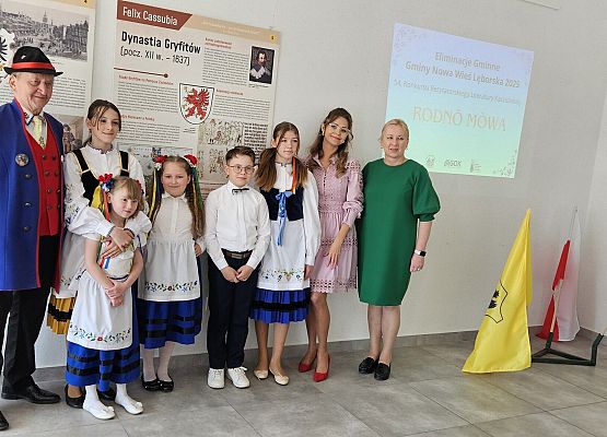 uczniowie z naszej szkoły z nauczycielką i organizatorami konkursu