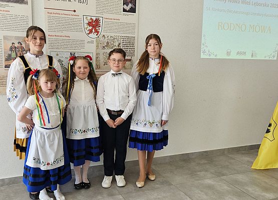 uczniowie z naszej szkoły w strojach kaszubskich