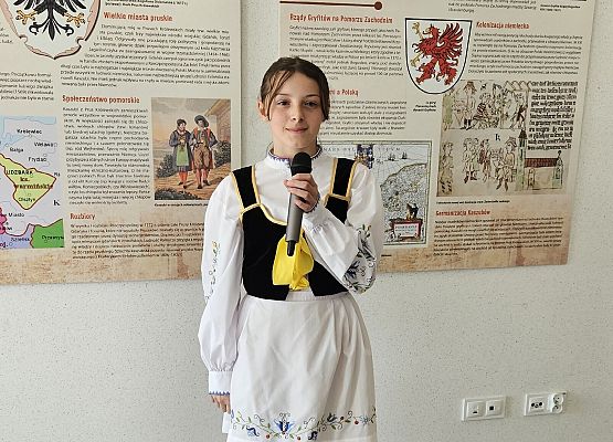 uczennica w stroju kaszubskim