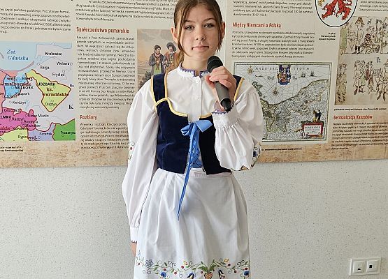 uczennica w stroju kaszubskim