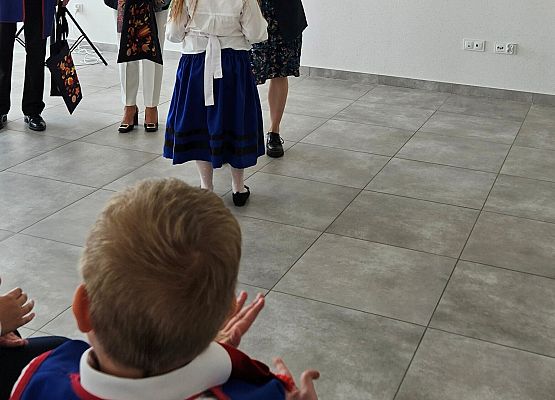 uczennica odniera nagrodę