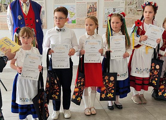 zdjęcie grupowe uczestników konkursu