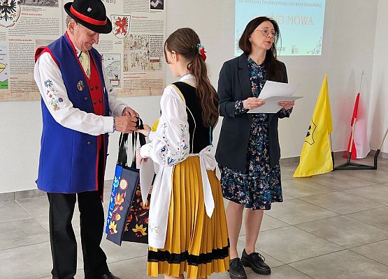 uczennica odbiera nagrodę