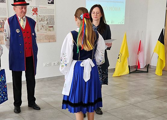 uczennica odbiera nagrodę