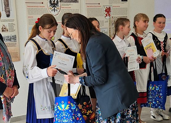 uczennica odbiera nagrodę