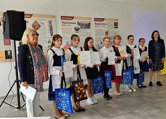 zdjęcie grupowe uczestników konkursu