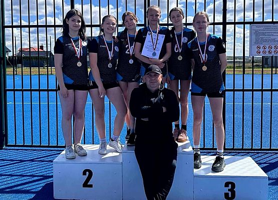 uczennice z trenerem