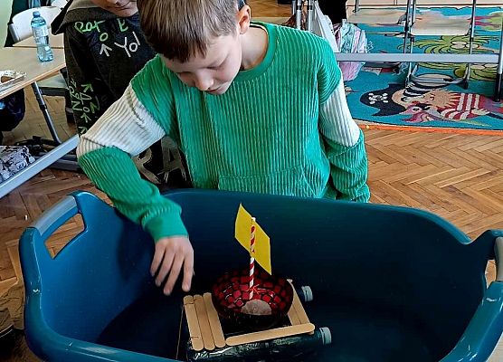 uczeń sprawdza, czy jego statek pływa