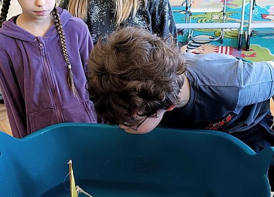 uczniowie wprowadzają statek w ruch