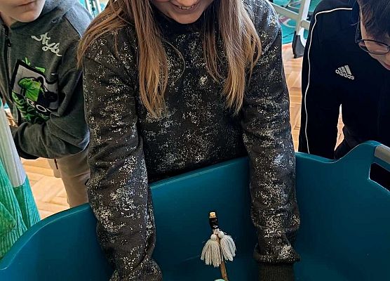 uczennica sprawdza, czy jej statek pływa