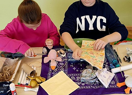 uczennice robią papierowe statki