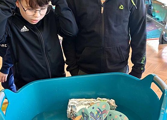 uczniowie sprawdzają, czy statek pływa