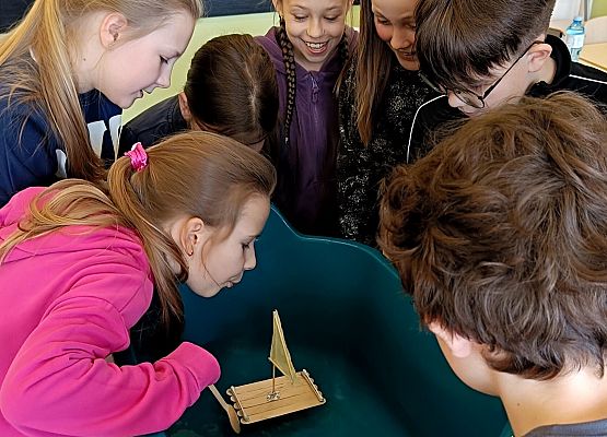 uiczniowie wprowadzają statek w ruch