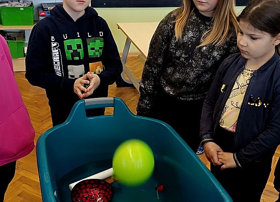 uczniowie wykonują doświadczenie